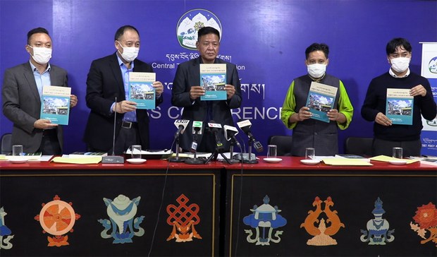 བོད་ཀྱི་སྲིད་བྱུས་ཉམས་ཁང་གིས་བོད་ཀྱི་ཁོར་ཡུག་དང་བོད་གནས་བསྐྱར་ཞིབ་ཀྱི་དེབ་གཉིས་བཏོན་པའི་ནང་།བོད་ནང་གི་ཛ་དྲག་ཆེ་ཤོས་ནི་རྩྭ་ཐང་བྱེ་ཐང་དུ་འགྱུར་པ་དང་།འབྱུང་བའི་གནོད་འཚེ་རྒྱུན་མར་ཡོང་བཞིན་པ་རེད་ཅེས་འཁོད་པ།