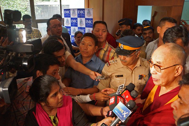 རྒྱ་གར་མུམ་བྷེའི་གྲོང་ཁྱེར་ནང་གསར་འགོད་པས་༧གོང་ས་༧སྐྱབས་མགོན་ཆེན་པོ་མཆོག་ལ་བཀའ་འདྲི་ཞུ་བཞིན་པ། ༢༠༡༨།༩།༡༨ རྒྱ་གར་མུམ་བྷེའི་གྲོང་ཁྱེར་ནང་གསར་འགོད་པས་༧གོང་ས་༧སྐྱབས་མགོན་ཆེན་པོ་མཆོག་ལ་བཀའ་འདྲི་ཞུ་བཞིན་པ། ༢༠༡༨།༩།༡༨