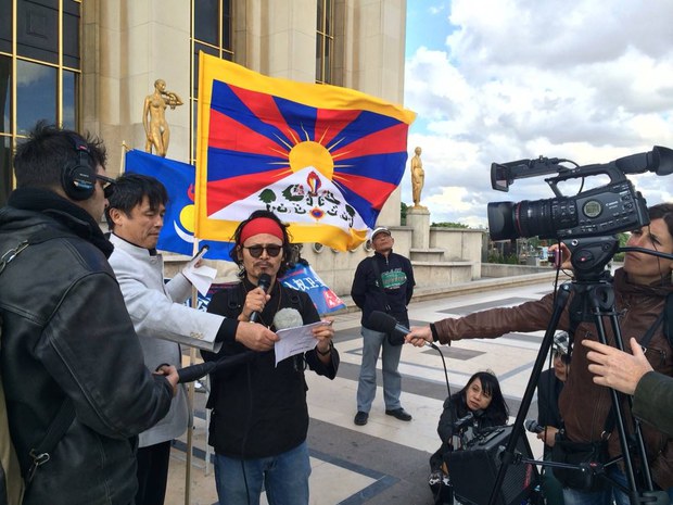 བསྟན་འཛིན་བརྩོན་འགྲུས་ཀྱིས་ཧྥ་རན་སུ་ལ་བོད་དོན་གཏམ་བཤད་གནང་བཞིན་པ། ༢༠༡༤།༦།༤།