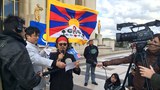 བསྟན་འཛིན་བརྩོན་འགྲུས་ཀྱིས་ཧྥ་རན་སུ་ལ་བོད་དོན་གཏམ་བཤད་གནང་བཞིན་པ། ༢༠༡༤།༦།༤།