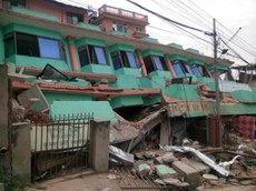 བལ་ཡུལ་གྱི་ས་ཡོམ་གོད་ཆག་ཁྲོད་ཐོར་གཤིག་ལ་སོང་བའི་ཁང་བ་ཞིག ༢༠༡༥།༤།༢༨