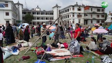 བལ་ཡུལ་གྱི་ས་ཡོམ་གོད་ཆག་ཁྲོད་བོད་མི་མང་པོ་ཁང་བའི་ཕྱི་ལ་བསྡད་ཡོད་པ། ༢༠༡༥།༤།༢༧