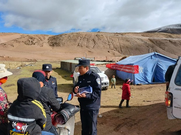 བོད་ཀྱི་ས་ཁུལ་མང་པོའི་ནང་བོད་མི་ཚོའི་ཁ་པར་དང་སྐད་འཕྲིན་སོགས་ལ་ཞིབ་བཤེར་དང་དམ་དྲག