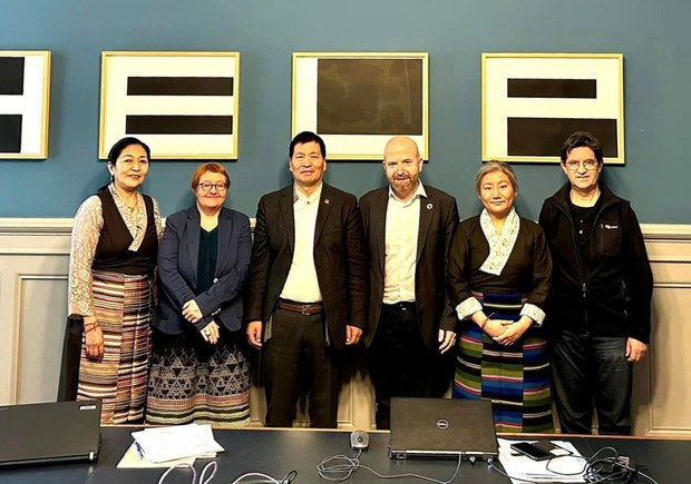བོད་མིའི་སྐུ་ཚབ་ཚོས་སུད་སིའི་གྲོས་ཚོགས་ཀྱི་འཐུས་མི་ཁག་ཅིག་དང་མཇལ་འཕྲད་ཞུས་ནས་བོད་དོན་ཞུ་སྐུལ་གནང་འདུག བོད་མིའི་སྐུ་ཚབ་ཚོས་སུད་སིའི་གྲོས་ཚོགས་ཀྱི་འཐུས་མི་ཁག་ཅིག་དང་མཇལ་འཕྲད་ཞུས་ནས་བོད་དོན་ཞུ་སྐུལ་གནང་འདུག