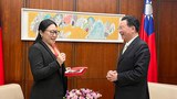 ཕྱི་དྲིལ་བཀའ་བློན་མཆོག་གིས་ཐེ་ཝན་གྱི་ཕྱི་སྲིད་བློན་ཆེན་དང་གྲོས་ཚོགས་ཀྱི་ཚོགས་གཙོར་མཇལ་མོལ་གནང་འདུག
