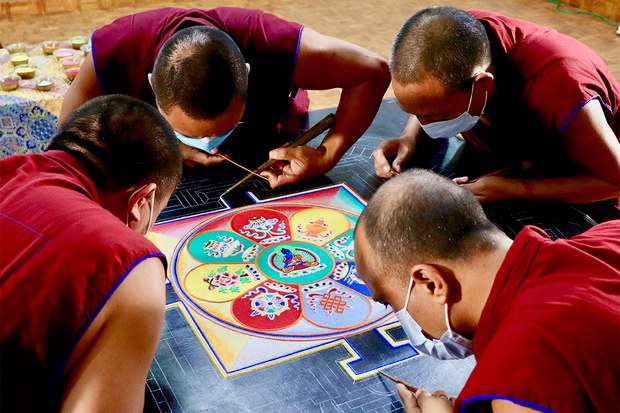 ཨ་རིའི་ཨེ་མོ་རི་གཙུག་ལག་སློབ་ཆེན་ནང་བོད་ཀྱི་བདུན་ཕྲག་ཅེས་པའི་དུས་སྟོན་སྲུང་བརྩི་ཞུ་བཞིན་འདུག ཨ་རིའི་ཨེ་མོ་རི་གཙུག་ལག་སློབ་ཆེན་ནང་བོད་ཀྱི་བདུན་ཕྲག་ཅེས་པའི་དུས་སྟོན་སྲུང་བརྩི་ཞུ་བཞིན་འདུག