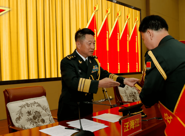 བོད་དམག་ཁུལ་ཁང་ཟེར་བའི་དམག་དཔོན་ཤིན་ཅིང་དམག་ཁུལ་གྱི་དམག་དཔོན་དུ་བསྐོ་བཞག་བྱས་འདུག