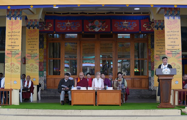 བོད་མིའི་སྒྲིག་འཛུགས་གཞུང་མང་གཉིས་ནས་བཞུགས་སྒར་དུ་མང་གཙོའི་དུས་དྲན་ཐེངས་༦༣པ་སྲུང་བརྩི་གནང་ཡོད་པ། བོད་མིའི་སྒྲིག་འཛུགས་གཞུང་མང་གཉིས་ནས་བཞུགས་སྒར་དུ་མང་གཙོའི་དུས་དྲན་ཐེངས་༦༣པ་སྲུང་བརྩི་གནང་ཡོད་པ།