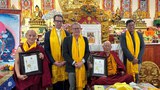 དགའ་ལྡན་བྱང་རྩེ་རྡོ་ར་མཁན་ཟུར་རྗེ་བཙུན་བློ་བཟང་ཚེ་འཕེལ་མཆོག་ལ་ཁེ་ཎ་ཌའི་མངའ་སྡེ་ཞིག་གི་ཆེ་བསྟོད་ཕྱག་འཁྱེར་གནང་འདུག