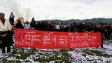 གཏེར་ཁ་སྔོག་འདོན་ལ་ངོ་རྒོལ་གནང་མཁན་ཚེ་དབང་སྐྱབས་འདས་གྲོངས་སུ་གྱུར་བ།