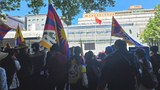 རྒྱ་ནག་གི་ཕྱི་སྲིད་བློན་ཆེན་ཨོསི་ཊརེ་ལི་ཡའི་ནང་འབྱོར་སྐབས་བོད་མི་དང་བོད་དོན་རྒྱབ་སྐྱོར་བ་ཚོས་ངོ་རྒོལ་བྱེད་འཆར་འདུག
