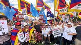 ཨོསི་ཊརེ་ལི་ཡའི་ནང་རྒྱ་ནག་གི་ཕྱི་སྲིད་བློན་ཆེན་འབྱོར་སྐབས་བོད་མི་གཙོས་པའི་ཧོང་ཀོང་བ། ཡུ་གུར་སོགས་ཀྱིས་མང་པོས་ངོ་རྒོལ་བྱས་འདུག