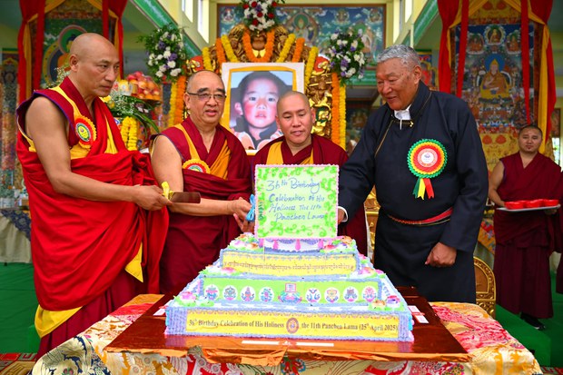 བྱེས་ཀྱི་གདན་ས་བཀྲིས་ལྷུན་པོ་གཙོས་པའི་བོད་མི་གནས་སྡོད་ས་གནས་ཁག་ཏུ་༸པཎ་ཆེན་དགེ་འདུན་ཆོས་ཀྱི་ཉི་མ་མཆོག་གི་འཁྲུངས་སྐར་སྲུང་བརྩི་ཞུས། བྱེས་ཀྱི་གདན་ས་བཀྲིས་ལྷུན་པོ་གཙོས་པའི་བོད་མི་གནས་སྡོད་ས་གནས་ཁག་ཏུ་༸པཎ་ཆེན་དགེ་འདུན་ཆོས་ཀྱི་ཉི་མ་མཆོག་གི་འཁྲུངས་སྐར་སྲུང་བརྩི་ཞུས།