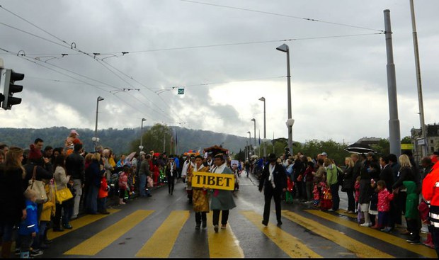 སུད་སེ་གྲོང་ཁྱེར་ཛུད་རིག་གི་བོད་མི་ཚོ་ཡུལ་དེའི་དུས་སྟོན་ཞིག་ལ་མཉམ་ཞུགས་གནང་བཞིན་པ། ༢༠༡༤།༤།༢༨ སུད་སེ་གྲོང་ཁྱེར་ཛུད་རིག་གི་བོད་མི་ཚོ་ཡུལ་དེའི་དུས་སྟོན་ཞིག་ལ་མཉམ་ཞུགས་གནང་བཞིན་པ། ༢༠༡༤།༤།༢༨