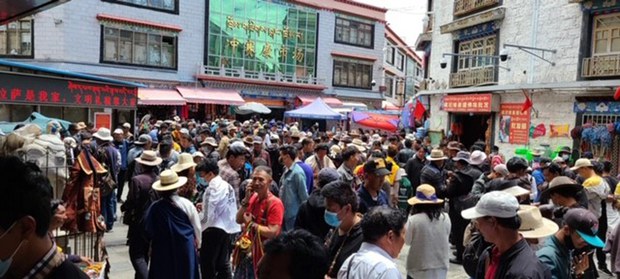 ལྷ་སའི་ཁྲོམ་གཟིགས་ཁང་གི་མདུན། ༢༠༢༠།༨