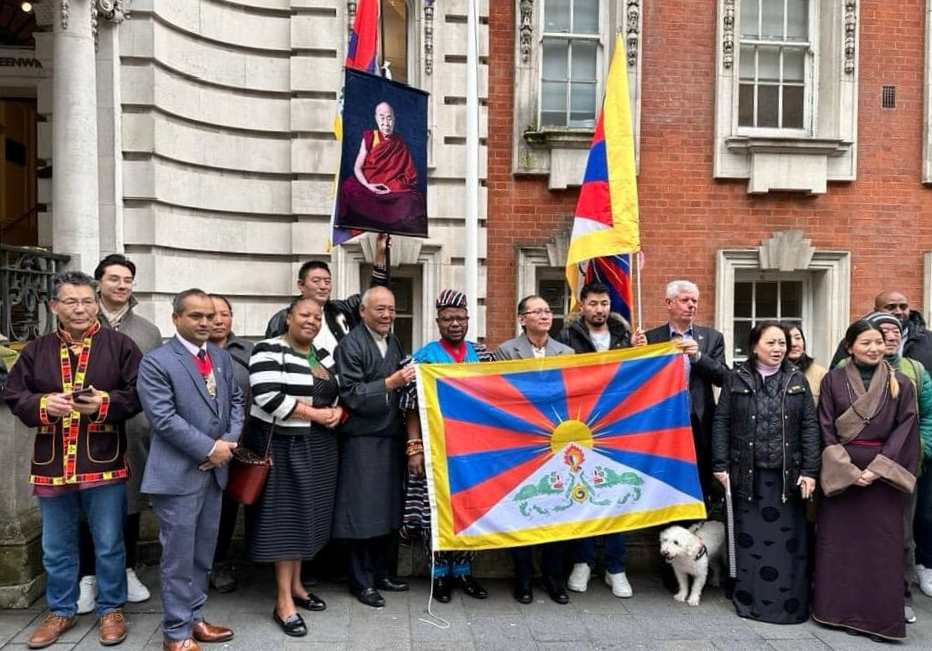 Tibetan flag uk.jpg Tibetan flag uk.jpg
