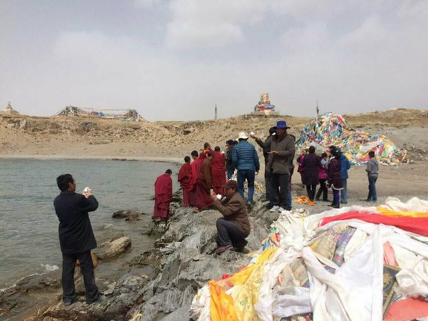 བོད་མི་ཚོས་མགོ་མང་གྲོང་བརྡལ་གྱི་ནང་ཁོར་ཡུག་གཙང་བཟོ་འགོ་བཙུགས་ཡོད་པ། བོད་མི་ཚོས་མགོ་མང་གྲོང་བརྡལ་གྱི་ནང་ཁོར་ཡུག་གཙང་བཟོ་འགོ་བཙུགས་ཡོད་པ།