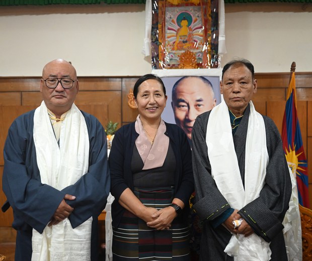 ཆེས་མཐོའི་ཁྲིམས་ཞིབ་ཁང་གི་ཁྲིམས་ཞིབ་པ་གཞན་གཉིས་དང་། རྩིས་ཞིབ་སྤྱི་ཁྱབ་པ་བཅས་ཀྱིས་ཁྲིམས་ཞིབ་པ་ཆེ་བའི་མདུན་ནས་ལས་འཁུར་དམ་འབུལ་ཞུས།
