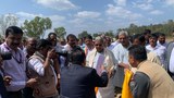 སྦེལ་ཀོབ་བོད་མིའི་ས་གནས་འགོ་འཛིན་གྱིས་ཀར་ན་ཊ་ཀ་མངའ་སྡེའི་སྤྱི་ཁྱབ་བློན་ཆེན་མཆོག་ལ་ཕེབས་བསུ་དང་བོད་མིའི་བདེ་སྡུག་ཆེད་སྙན་ཞུ་ཕུལ་འདུག