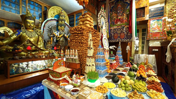 བཞུགས་སྒར་དུ་རབ་གནས་ཤིང་སྦྲུལ་ལོའི་གནམ་ལོ་གསར་དུ་ཚེས་པར་དཔལ་ལྡན་དམག་ཟོར་རྒྱལ་མོར་ཚེས་གཏོར་གྱིས་མཚོན་པའི་ཆོས་ཕྱོགས་ཀྱི་རྣམ་པའི་སྒོ་ནས་ལོ་སར་སྲུང་བརྩི་ཞུས་སོང་།
