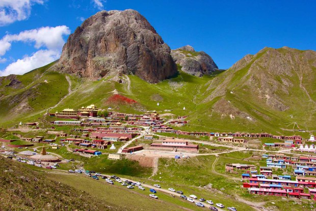 མཚོ་སྔོན་ཞིང་ཆེན་མཚོ་ལྷོ་བོད་རིགས་རང་སྐྱོང་ཁུལ་ཟེར་བའི་བྲག་དཀར་རྫོང་གི་དགེ་འདུན་པ་ལོ་གཞོན་ཞིག་དགོན་པར་ཞུགས་མ་བཅུག་པའི་རྐྱེན་གྱིས་རང་སྲོག་བཅད་འདུག