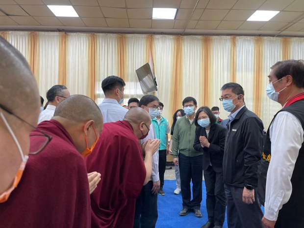 ཐེ་ཝན་གྱི་མེ་འཁོར་བརྡབ་སྐྱོན་བྱུང་ཡུལ་དུ་བོད་པའི་དགེ་འདུན་པ་ཁག་ཅིག་གིས་སྨོན་ལམ་གསུང་འདོན་གནང་བར་ཐེ་ཝན་སྲིད་འཛིན་དང་Hua lienརྫོང་གི་རྫོང་དཔོན་བཅས་ནས་ཐུགས་རྗེ་ཆེ་གསུངས་འདུག ཐེ་ཝན་གྱི་མེ་འཁོར་བརྡབ་སྐྱོན་བྱུང་ཡུལ་དུ་བོད་པའི་དགེ་འདུན་པ་ཁག་ཅིག་གིས་སྨོན་ལམ་གསུང་འདོན་གནང་བར་ཐེ་ཝན་སྲིད་འཛིན་དང་Hua lienརྫོང་གི་རྫོང་དཔོན་བཅས་ནས་ཐུགས་རྗེ་ཆེ་གསུངས་འདུག