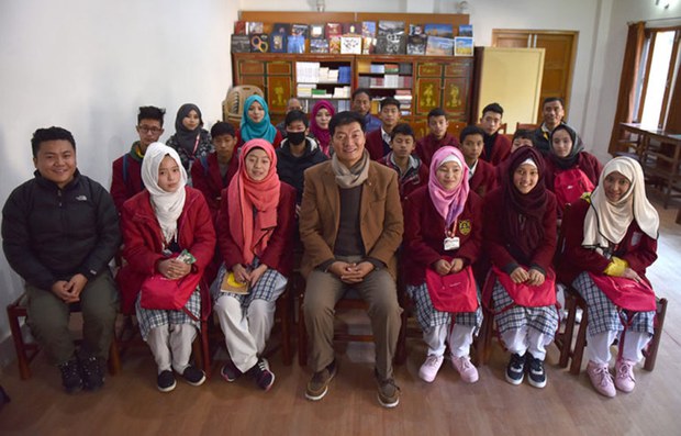བཞུགས་སྒར་དུ་བོད་རིགས་ཁ་ཆེའི་སློབ་ཕྲུག་ཁག་ཅིག་ཤེས་ཡོན་སྐོར་བསྐྱོད་དུ་ཕེབས་པ། བཞུགས་སྒར་དུ་བོད་རིགས་ཁ་ཆེའི་སློབ་ཕྲུག་ཁག་ཅིག་ཤེས་ཡོན་སྐོར་བསྐྱོད་དུ་ཕེབས་པ།