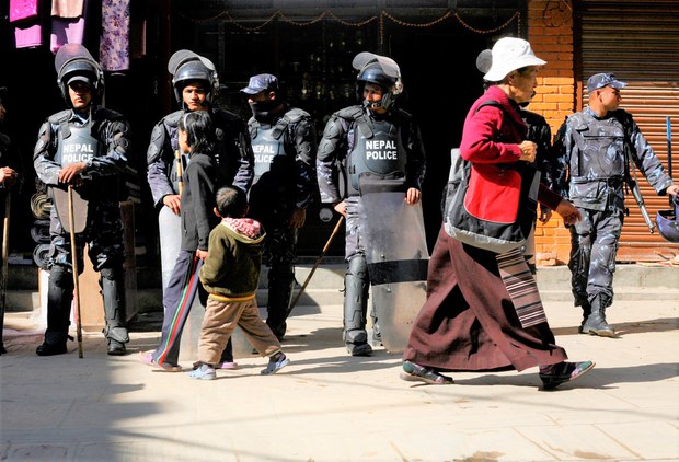 བལ་ཡུལ་ཉེན་རྟོག་པས་བོད་མི་ཞིག་འཛིན་བཟུང་གིས་འདྲི་རྩད་བྱས་འདུག