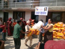 བོད་མི་དང་ནང་བའི་གྲྭ་བཙུན་ཚོས་བལ་ཡུལ་གྱི་གནོད་ཐེབས་ས་ཁུལ་ནང་རོཊ་སྐྱོར་གནང་བཞིན་པ། ༢༠༡༥།༥ Sambhu