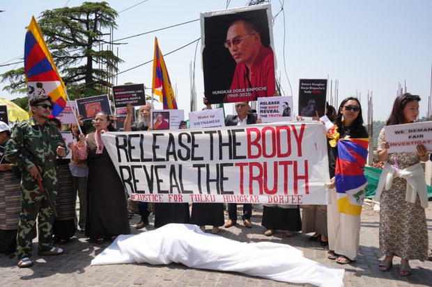 བོད་ཀྱི་གཞུང་འབྲེལ་མ་ཡིན་པའི་ཚོགས་པ་ལྔས་མཉམ་འབྲེལ་ཐོག་སྤྲུལ་སྐུ་ཧཱུྃ་ཀར་རྡོ་རྗེ་མཆོག་གི་སྐུ་ཕུང་ཞུགས་འབུལ་མ་བྱེད་གོང་ཞིབ་འཇུག་མཐིལ་ཕྱིན་དགོས་པའི་ངོ་རྒོལ་གྱི་ལས་འགུལ་སྤེལ་སོང་། བོད་ཀྱི་གཞུང་འབྲེལ་མ་ཡིན་པའི་ཚོགས་པ་ལྔས་མཉམ་འབྲེལ་ཐོག་སྤྲུལ་སྐུ་ཧཱུྃ་ཀར་རྡོ་རྗེ་མཆོག་གི་སྐུ་ཕུང་ཞུགས་འབུལ་མ་བྱེད་གོང་ཞིབ་འཇུག་མཐིལ་ཕྱིན་དགོས་པའི་ངོ་རྒོལ་གྱི་ལས་འགུལ་སྤེལ་སོང་།
