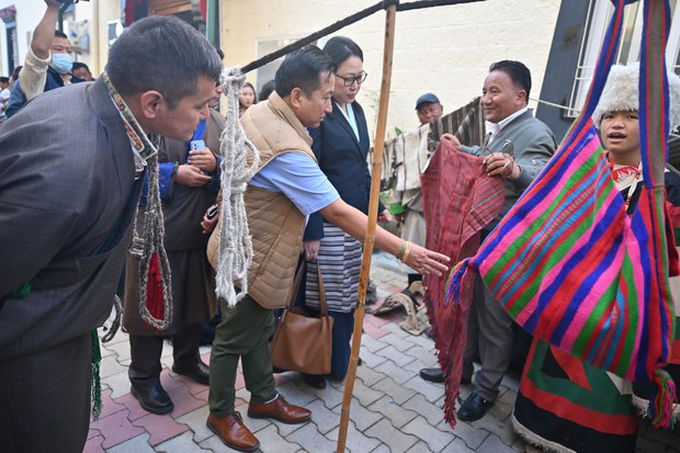 གངས་སྐྱིད་དུ་བོད་ཀྱི་འབྲོག་པའི་འཚོ་བར་དངོས་མྱོང་གིས་འགྲེམས་སྟོན་གནང་སོང་།