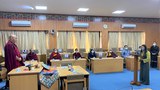 བསྟན་འཛིན་ཆོས་འཛིན་ལགས་ཀྱིས་སྒུག་ཐོ་ལྟར་བོད་མི་མང་སྤྱི་འཐུས་ཀྱི་ལས་འཁུར་དམ་འབུལ་ཞུས་གནང་སོང་།