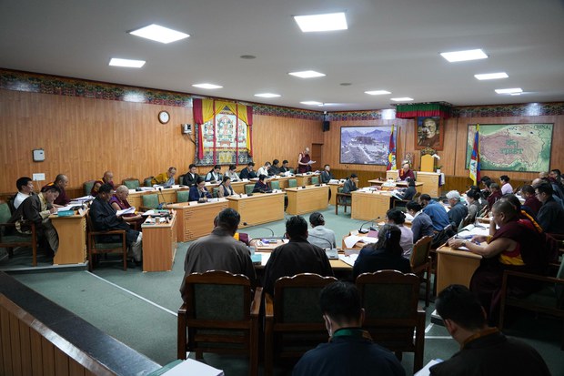 བཙན་བྱོལ་བོད་མིའི་ཁྲིམས་ཞིབ་ཁང་གི་སྤྱི་མང་གཏུག་བཤེར་འགྲོ་ལུགས་རྩ་འཛིན་ཁྲིམས་ཡིག་དང་། དཔང་རྟགས་རྩ་འཛིན་ཁྲིམས་ཡིག ཁྲིམས་ལུགས་དབང་འཛིན་གྱི་རྩ་འཛིན་ཁྲིམས་ཡིག་བཅས་ཀྱི་ཁྲིམས་འཆར་སྟེང་། གྲོས་ཚོགས་སུ་བརྗོད་པ་དང་པོ་ཕྱིན་ཡོད་པ།