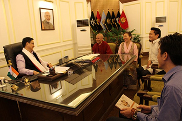 རྒྱ་གར་གྱི་ནང་སྲིད་བློན་ཆེན་གཞོན་པ་ཀི་རེན་རི་ཇི་ཇུ་མཆོག་དང་མཇལ་འཕྲད་སྐབས། ༢༠༡༦།༧