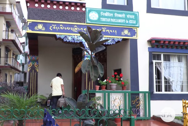 བདམས་ཐོན་སྤྱི་འཐུས་རྣམ་པའི་ནང་མོལ་ཚོགས་འདུའི་ཐོག་ནས་དམ་འབུལ་དང་འབྲེལ་བའི་དཀའ་རྙོག་ཐད།༸གོང་ས་མཆོག་ལ་སྙན་གསེང་སྒྲོན་ཟིན་ཡོད་འདུག