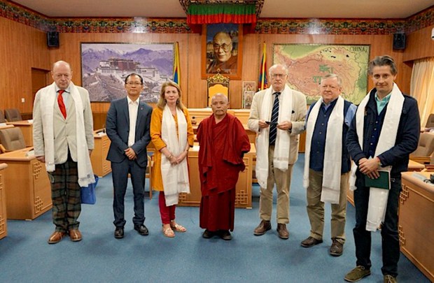 སུ་ཀོ་ཊིལེན་ཊའི་འཐུས་མི་དྲུག་ལས་གྲུབ་པའི་རིག་གཞུང་སྐུ་ཚབ་ཚོགས་པ་ཞིག་གིས་བཞུགས་སྒར་རྡ་རམ་ས་ལའི་བོད་མི་མང་སྤྱི་འཐུས་ལྷན་ཚོགས་སུ་འཚམས་གཟིགས། ༢༠༡༨།༡༠།༡༧ སུ་ཀོ་ཊིལེན་ཊའི་འཐུས་མི་དྲུག་ལས་གྲུབ་པའི་རིག་གཞུང་སྐུ་ཚབ་ཚོགས་པ་ཞིག་གིས་བཞུགས་སྒར་རྡ་རམ་ས་ལའི་བོད་མི་མང་སྤྱི་འཐུས་ལྷན་ཚོགས་སུ་འཚམས་གཟིགས། ༢༠༡༨།༡༠།༡༧