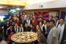 སྤྱི་འཐུས་ལྷན་ཚོགས་ཀྱིས་ཐེ་ཝན་དང་ཐེ་ལཎ་ཊའི་ནང་སྐོར་བསྐྱོད་སྐབས། ༢༠༡༤།༡༢
