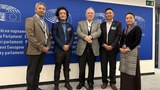 བོད་མི་མང་སྤྱི་འཐུས་ལྷན་ཚོགས་ཀྱི་སྐུ་ཚབ་ཚོགས་ཆུང་གིས་ཡོ་རོབ་གྲོས་ཚོགས་ཀྱི་འཐུས་མི་ཁག་ཅིག་མཇལ་འཕྲད་ཞུས་འདུག