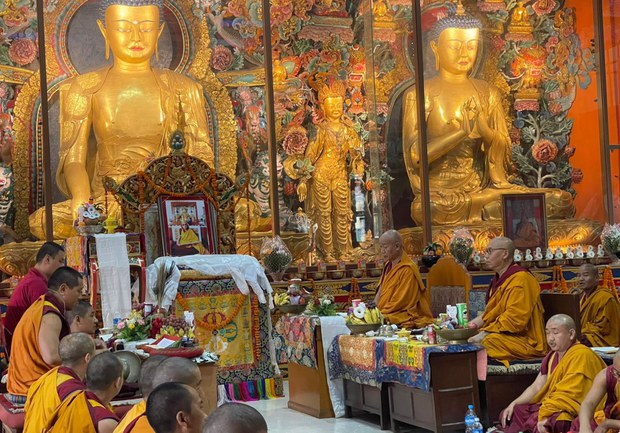 རྒྱ་གར་དང་བལ་ཡུལ་གཙོས་བོད་མི་གནས་ཡུལ་ས་གནས་གང་སར་རྒྱལ་བའི་སྐུ་ཕྱྭའི་ཞབས་རིམ་སྒྲུབ་བཞིན་འདུག