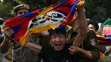 རྒྱ་ནག་གི་ཕྱི་སྲིད་བློན་ཆེན་རྒྱ་གར་དུ་འབྱོར་བར་བོད་མི་ཚོས་རྒྱ་ནག་གཞུང་ཚབ་མདུན་དུ་ངོ་རྒོལ་སྐད་འབོད་བྱས་འདུག