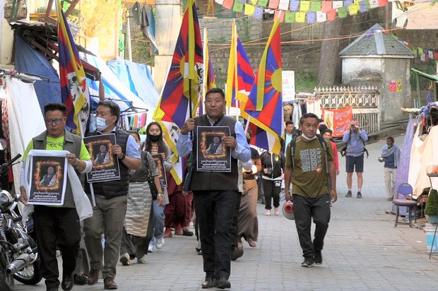 རྒྱ་གར་དང་ཨ་རི་བཅས་སུ་བོད་མི་ཚོས་གདུང་སེམས་མཉམ་བསྐྱེད་ཆེད་མར་མེ་ཁྲོམ་སྐོར་གནང་འདུག