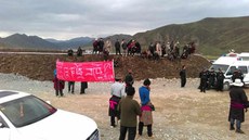 ཨ་མཆོག་གོང་སྔོན་བླ་རིའི་གཏེར་ཁ་སྔོག་པར་ངོ་རྒོལ་བྱེད་བཞིན་པ། ༢༠༡༦།༥།༣༡