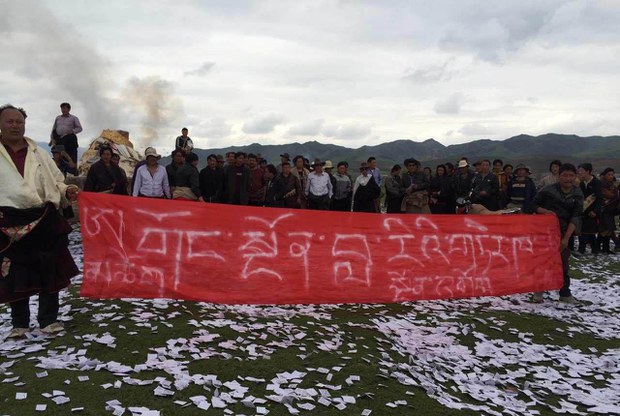 ཨ་མཆོག་གོང་སྔོན་བླ་རིའི་གཏེར་ཁ་སྔོག་པར་ངོ་རྒོལ་བྱེད་བཞིན་པ། ༢༠༡༦།༥།༣༡