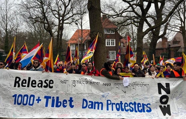 ནེ་རྡར་ལན་ཌིར་བཅའ་སྡོད་རྒྱ་ནག་གཞུང་ཚབ་ཁང་གི་མདུན་བོད་མི་དང་བོད་དོན་རྒྱབ་སྐྱོར་བ་ཚོས་ངོ་རྒོལ་ལས་འགུལ་སྤེལ་འདུག ནེ་རྡར་ལན་ཌིར་བཅའ་སྡོད་རྒྱ་ནག་གཞུང་ཚབ་ཁང་གི་མདུན་བོད་མི་དང་བོད་དོན་རྒྱབ་སྐྱོར་བ་ཚོས་ངོ་རྒོལ་ལས་འགུལ་སྤེལ་འདུག