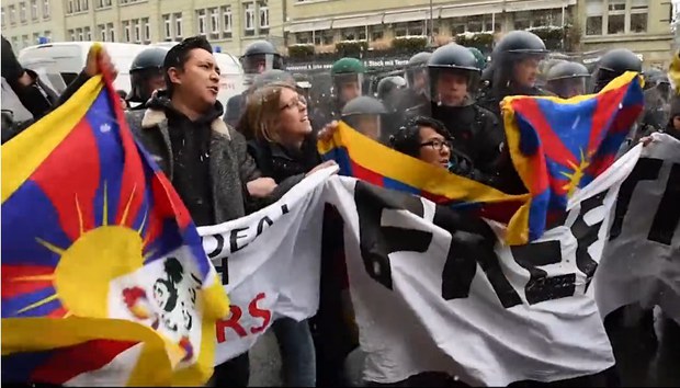 སུད་སིར་བོད་མི་དང་བོད་དོན་རྒྱབ་སྐྱོར་བ་ཚོས་རྒྱ་ནག་གི་སྲིད་འཛིན་ཞེ་ལ་ངོ་རྒོལ། ༢༠༡༧།༡།༡༥ སུད་སིར་བོད་མི་དང་བོད་དོན་རྒྱབ་སྐྱོར་བ་ཚོས་རྒྱ་ནག་གི་སྲིད་འཛིན་ཞེ་ལ་ངོ་རྒོལ། ༢༠༡༧།༡།༡༥