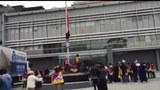 ཨའོསི་ཊརེ་ལི་ཡའི་གྲོང་ཁྱེར་སིག་ནེ་ཡི་རྒྱ་ནག་གཞུང་ཚབ་ཁང་གི་སྒོ་རའི་ནང་བོད་མི་ཚོས་ངོ་རྒོལ་བྱས་སྐབས