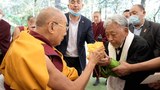 ཨ་མི་རི་ཀའི་མི་ནི་སོ་ཊ་མངའ་སྡེའི་ནང་བོད་ཕྲུག་གི་ཆེད་སློབ་གྲྭ་གསར་འཛུགས་གནང་རྒྱུར་༧གོང་ས་མཆོག་གིས་མཚན་བྱང་བསྩལ་གནང་འདུག