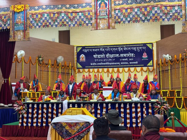 བོད་ཀྱི་རིག་གནས་ཐོག་སློབ་མཐར་སོན་པའི་སློབ་གཉེར་བ་ ༥༠༠ ལྷག་ལ་མཐར་སོན་ལག་ཁྱེར་སྩལ་ཏེ། ཝཱ་ཎ་དབུས་བོད་ཀྱི་གཙུག་ལག་སློབ་གཉེར་ཁང་གི་བསླབ་པ་མཐར་སོན་པའི་དགའ་སྟོན་ཐེངས་ ༡༦ པ་འཚོགས།
