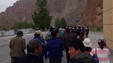 ཚབ་ཁྲིད་དགེ་རྒན་ཚོས་ཞུ་གཏུཊ་ཆེད་རེབ་གོང་ནས་ཟི་ལིང་བར་གོམ་བགྲོད་གནང་བཞིན་པའི་སྐབས། ༢༠༡༤།༥།༨