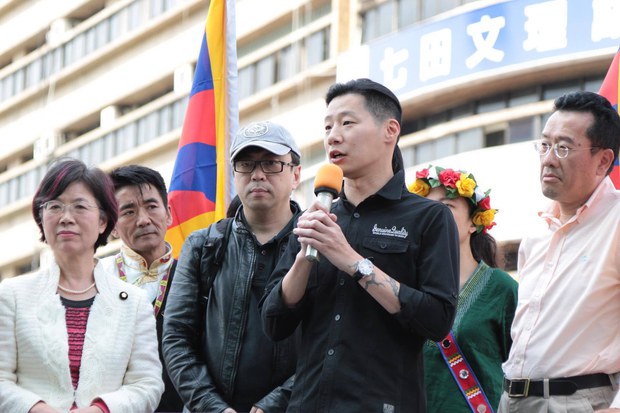 ཐེ་དབན་ནང་བོད་དོན་རྒྱབ་སྐྱོར་བ་ཚོས་ཁྲོམ་སྐོར་སྐད་འབོད་གནང་བ། ཐེ་དབན་ནང་བོད་དོན་རྒྱབ་སྐྱོར་བ་ཚོས་ཁྲོམ་སྐོར་སྐད་འབོད་གནང་བ།